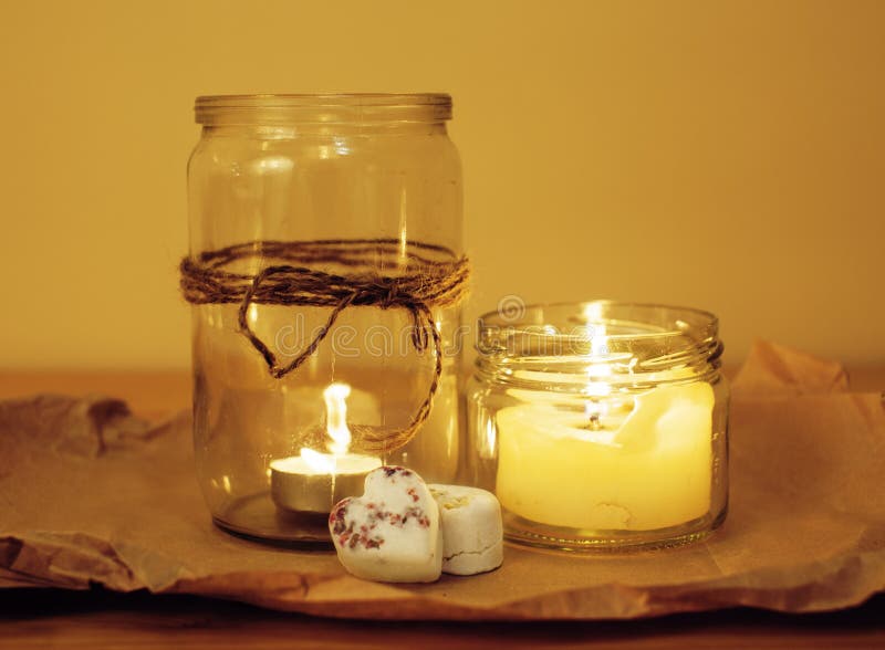 Velas no vidro que queima o celecration romântico imagem de stock Velas no vidro que queima o celecration romântico imagem de stock