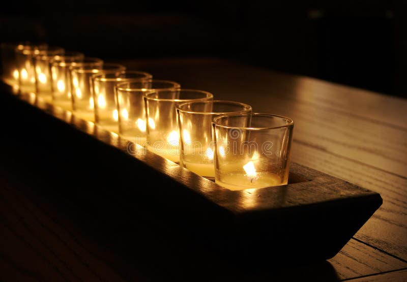 Velas rústicas sobre una mesa de madera fotografía de archivo