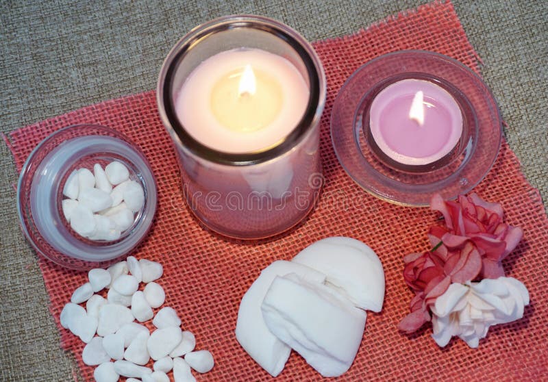 Velas, sabão perfumado e outros produtos dos termas fotografia de stock Velas, sabão perfumado e outros produtos dos termas fotografia de stock