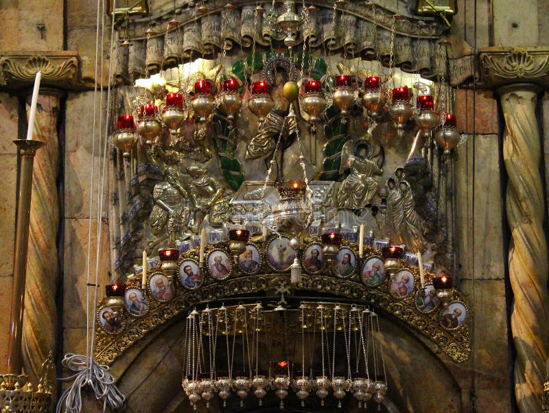 Velas sobre la entrada en Edicule en la iglesia de Santo Sepulcro, la tumba de Cristo, en la ciudad vieja de Jerusalén, Israel imagenes de archivo Velas sobre la entrada en Edicule en la iglesia de Santo Sepulcro, la tumba de Cristo, en la ciudad vieja de Jerusalén, Israel imagenes de archivo