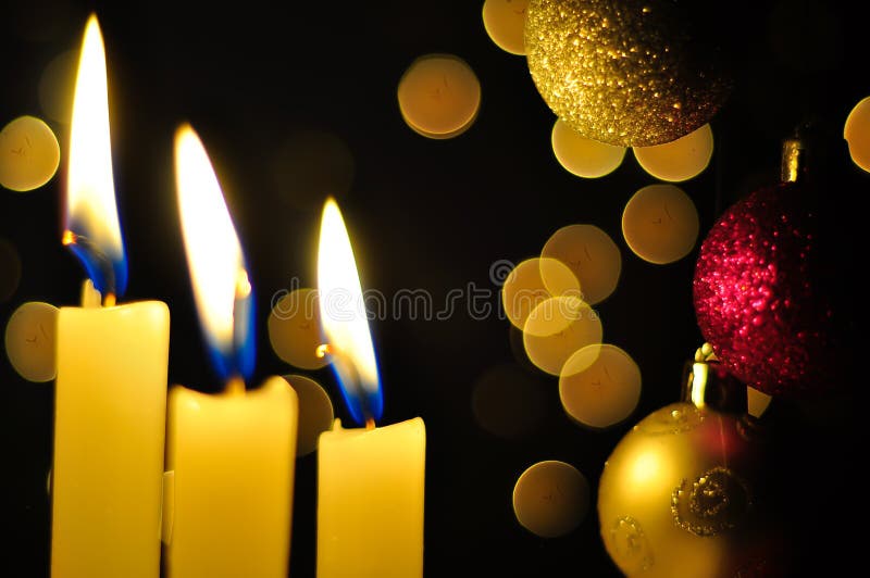 Velas y baudibles en Navidad foto de archivo libre de regalías Velas y baudibles en Navidad foto de archivo libre de regalías