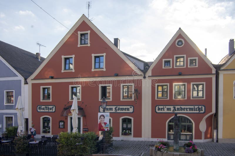 Velburg, Neumarkt στο der Oberpfalz/Γερμανία - 15 Σεπτεμβρίου 2018: Γραφική πόλη στη Γερμανία στην Ευρώπη, ζωηρόχρωμα κτήρια στοκ φωτογραφία Velburg, Neumarkt στο der Oberpfalz/Γερμανία - 15 Σεπτεμβρίου 2018: Γραφική πόλη στη Γερμανία στην Ευρώπη, ζωηρόχρωμα κτήρια στοκ φωτογραφία