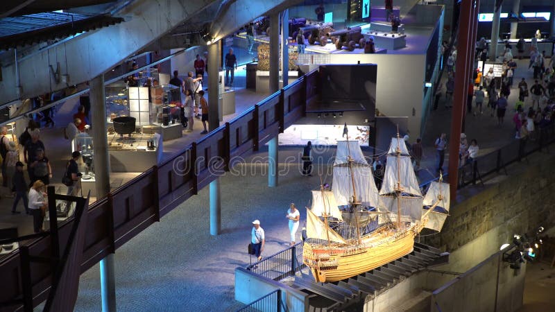 Vele bezoekers aan het binnenland van het Maritieme Vasa Museum in Stockholm