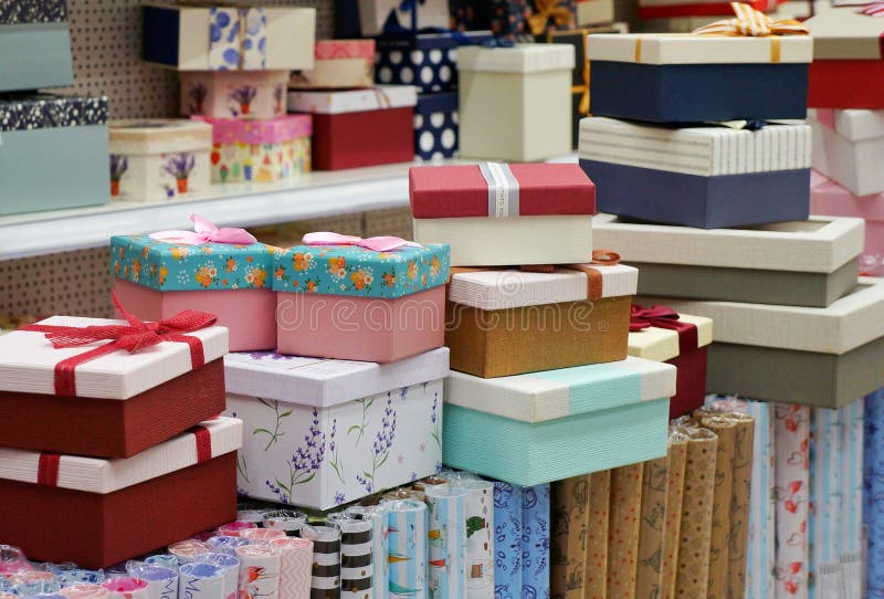 Vele die giftdozen in rijen van verschillende grootte worden gestapeld royalty-vrije stock afbeeldingen Vele die giftdozen in rijen van verschillende grootte worden gestapeld royalty-vrije stock afbeeldingen
