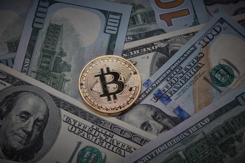 Vele dollarrekeningen en een gouden muntstuk bitcoin stock fotografie Vele dollarrekeningen en een gouden muntstuk bitcoin stock fotografie