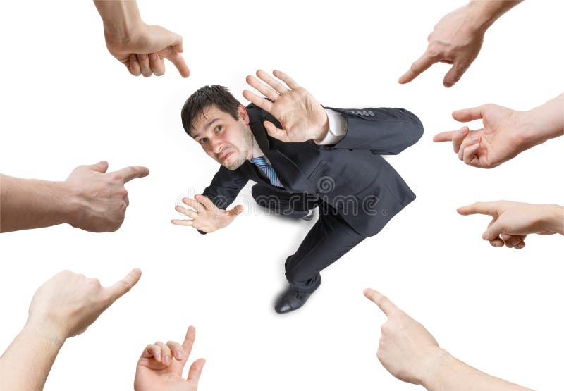 Vele handen richten en schuld beklemtoonde mens Mening van hierboven Geïsoleerdj op witte achtergrond royalty-vrije stock foto Vele handen richten en schuld beklemtoonde mens Mening van hierboven Geïsoleerdj op witte achtergrond royalty-vrije stock foto