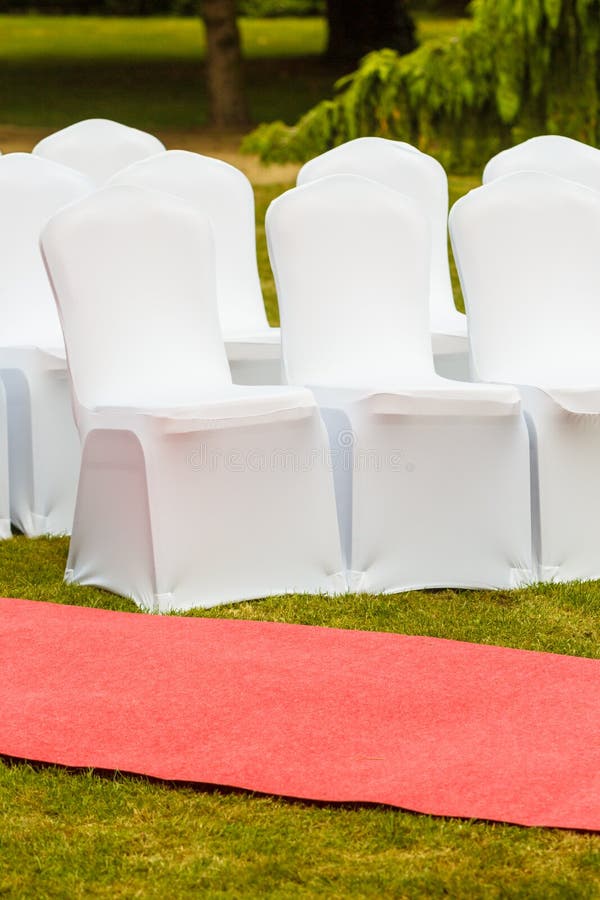 Vele huwelijksstoelen met witte elegante dekking royalty-vrije stock foto's Vele huwelijksstoelen met witte elegante dekking royalty-vrije stock foto's