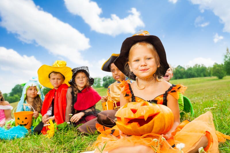 Vele jonge geitjes in Halloween-kostuums die dicht zitten royalty-vrije stock foto Vele jonge geitjes in Halloween-kostuums die dicht zitten royalty-vrije stock foto
