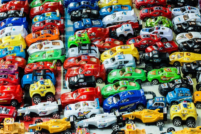 Vorm van het schip Regenboog Subsidie Vele Kleine Stuk Speelgoed Auto's Redactionele Afbeelding - Image of  speelgoed, weinig: 100056595