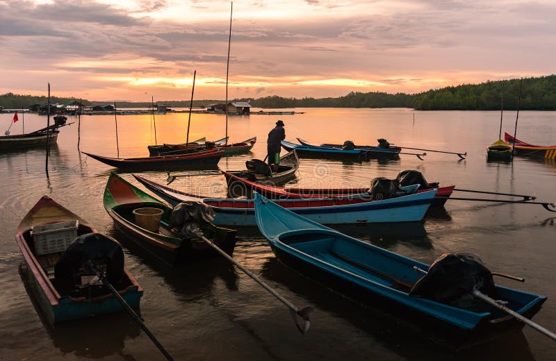 Vele kleine vissersboot en prachtige zonsondergang, Thailand royalty-vrije stock foto Vele kleine vissersboot en prachtige zonsondergang, Thailand royalty-vrije stock foto