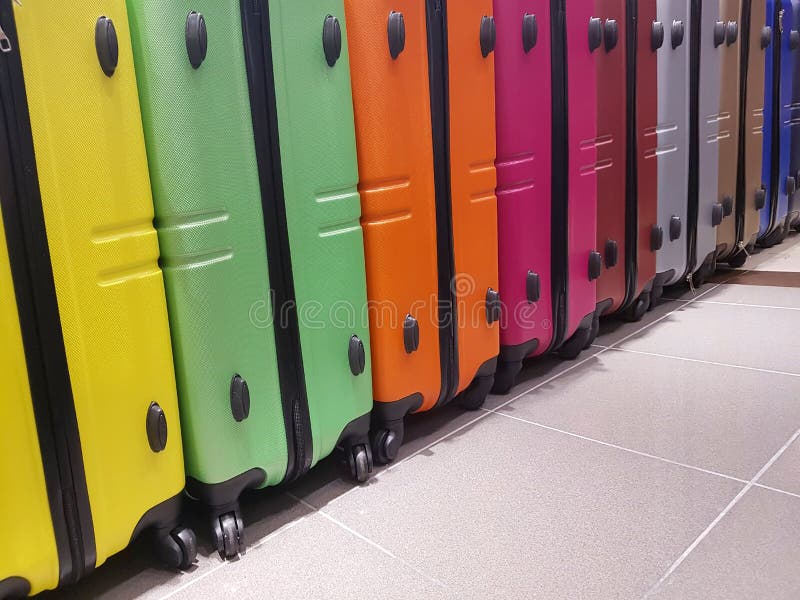 vele koffers voor verkoop in de opslag van reistoebehoren royalty-vrije stock afbeeldingen vele koffers voor verkoop in de opslag van reistoebehoren royalty-vrije stock afbeeldingen
