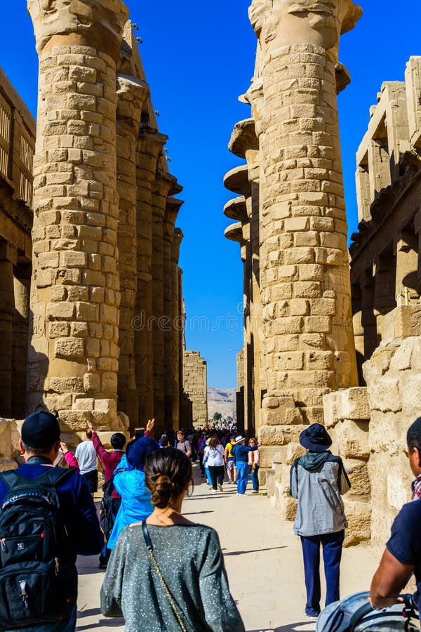 Vele mensen in de grote hypostyle zaal van de Karnak-tempel stock fotografie Vele mensen in de grote hypostyle zaal van de Karnak-tempel stock fotografie