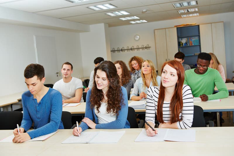 Vele mensen die verder opleiding doen stock foto Vele mensen die verder opleiding doen stock foto