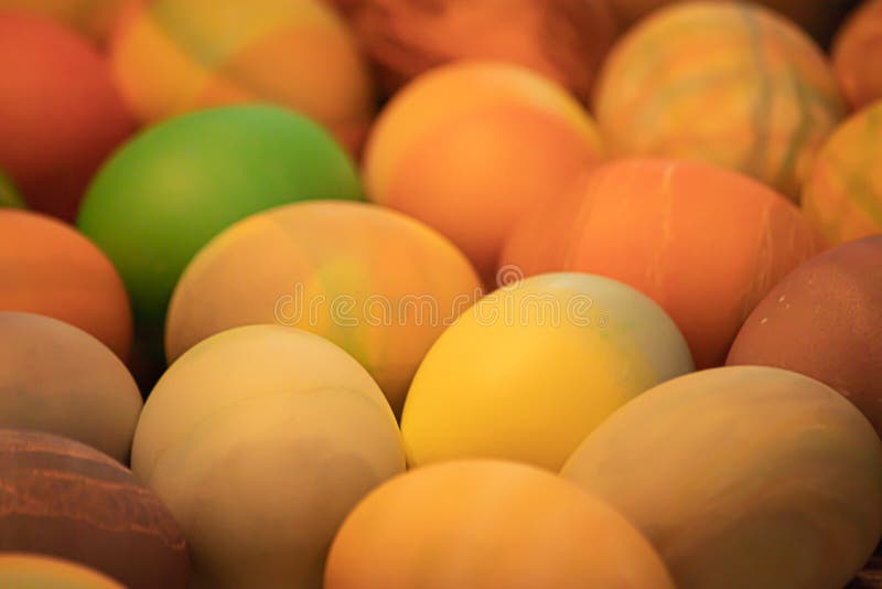 Vele multicolored gekookte eieren met verschillende die patronen voor Pasen worden verfraaid en worden geverft stock foto's Vele multicolored gekookte eieren met verschillende die patronen voor Pasen worden verfraaid en worden geverft stock foto's