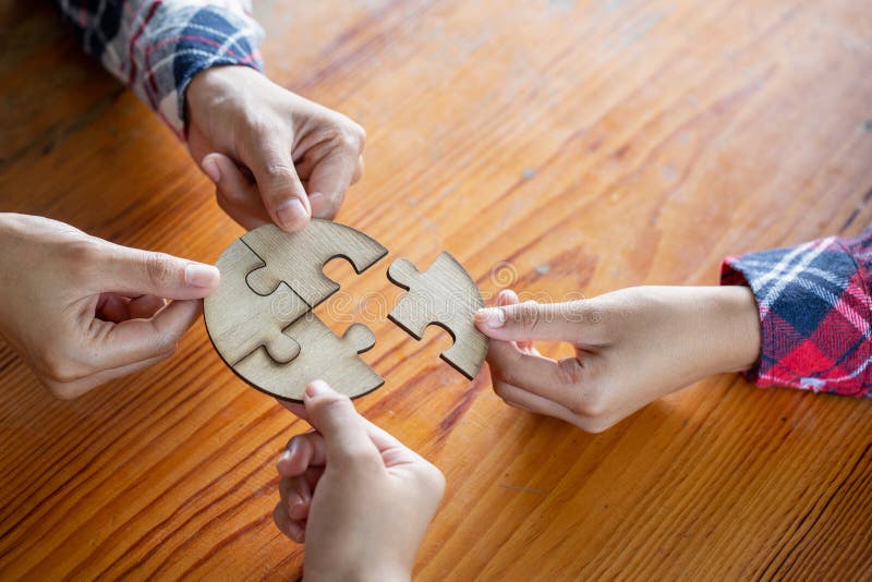 Vele personen die stukken van puzzel, Groepswerkconcept houden, zakenrelatie stock foto Vele personen die stukken van puzzel, Groepswerkconcept houden, zakenrelatie stock foto