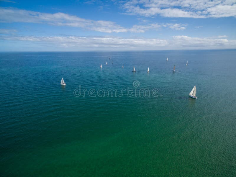 Veleiros que navegam na imagem da antena da península de Mornington imagem de stock Veleiros que navegam na imagem da antena da península de Mornington imagem de stock