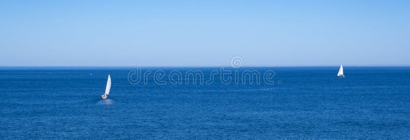 Veleiros que navegam no mar azul fotos de stock royalty free Veleiros que navegam no mar azul fotos de stock royalty free
