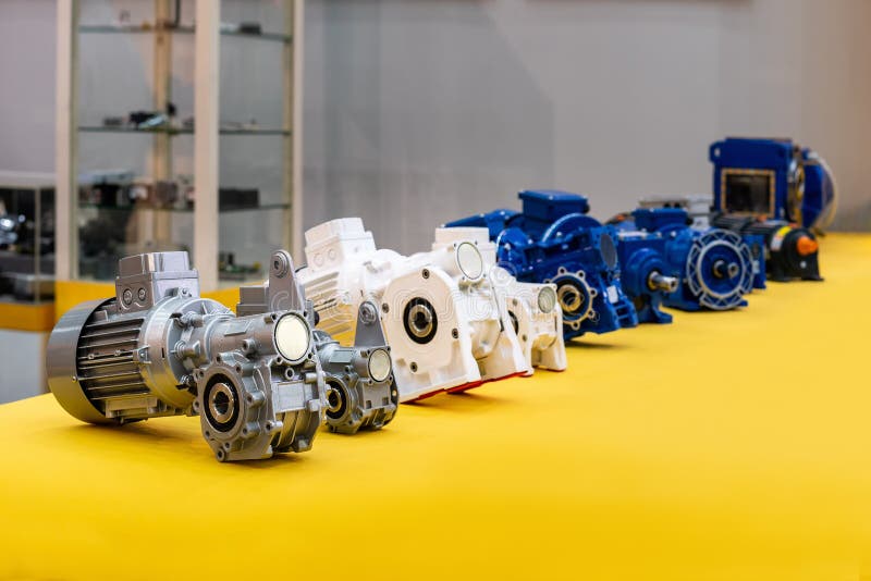 Velen modern van geavanceerd technisch versleten toestellenmotor op gele lijst voor industrieel stock fotografie Velen modern van geavanceerd technisch versleten toestellenmotor op gele lijst voor industrieel stock fotografie