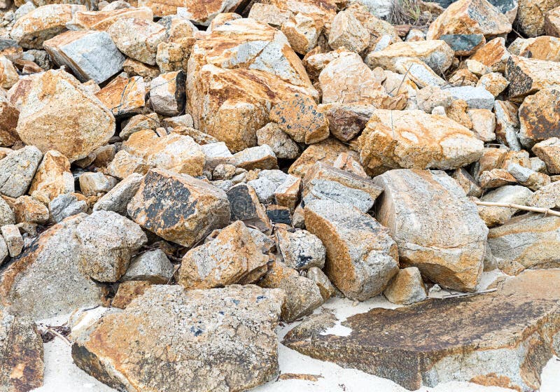 Velen stenen chaotische hoop van basis van de grungetextuur van het zand de wilde strand gevaarlijke stock afbeeldingen Velen stenen chaotische hoop van basis van de grungetextuur van het zand de wilde strand gevaarlijke stock afbeeldingen