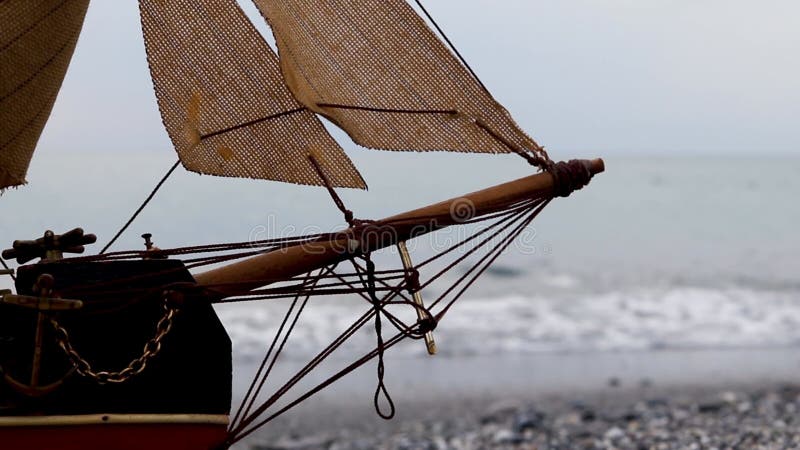 Velero en el fondo del mar. unas vistas impresionantes de las olas azules del mar y el viento sopla la vela.