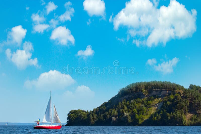 Velero en el mar en la luz del sol de igualación sobre el fondo grande hermoso de las montañas, aventura de lujo del verano, vaca foto de archivo libre de regalías Velero en el mar en la luz del sol de igualación sobre el fondo grande hermoso de las montañas, aventura de lujo del verano, vaca foto de archivo libre de regalías
