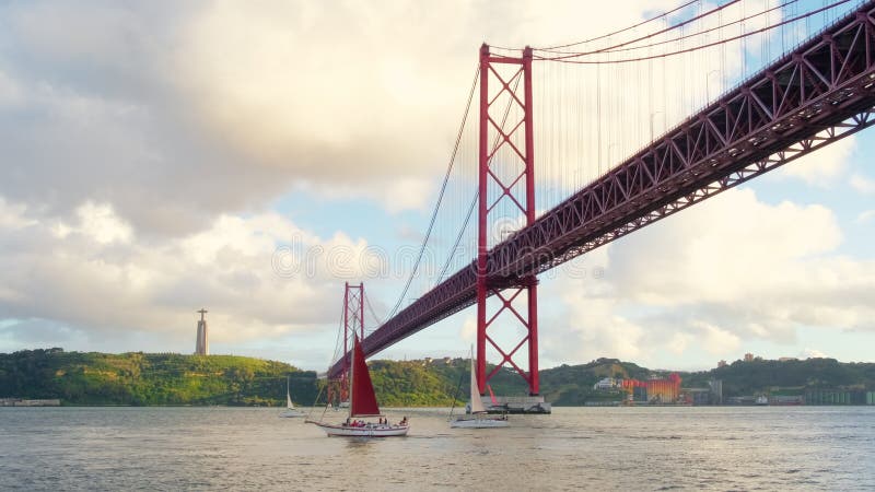 Velero en el río tejo bajo el ponte 25 de abril en lisboa portugal metrajes