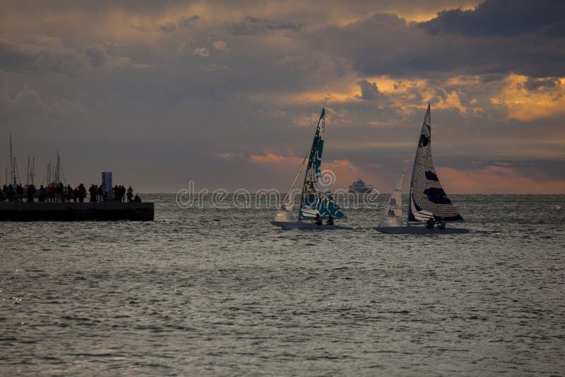 Veleros en la puesta del sol durante los 49 Barcolana, Trieste imágenes de archivo libres de regalías Veleros en la puesta del sol durante los 49 Barcolana, Trieste imágenes de archivo libres de regalías