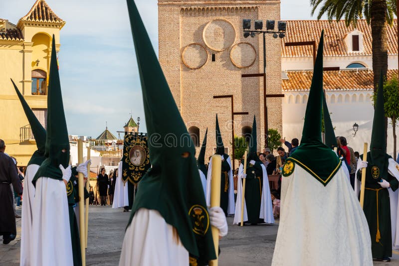 VELEZ-MALAGA, SPANIEN - 29. M?RZ 2018 Leute, die an der Prozession in der Karwoche in einer spanischen Stadt teilnehmen lizenzfreie stockfotos VELEZ-MALAGA, SPANIEN - 29. M?RZ 2018 Leute, die an der Prozession in der Karwoche in einer spanischen Stadt teilnehmen lizenzfreie stockfotos
