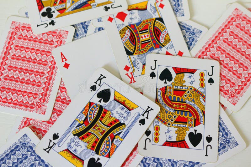 150+ Jogando Cartas E Dados Voando No Pôquer De Mesa fotos de