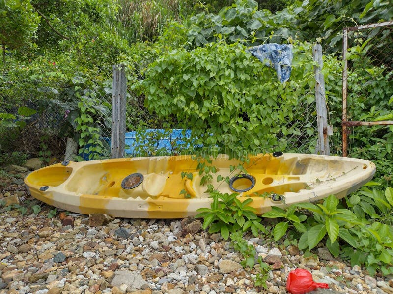 Velho barco quebrado em hong kong clear bay fotos de stock