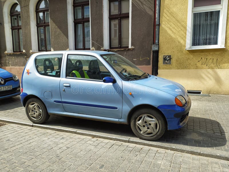 Antigo Carro Compacto Italiano Fiat Uno Foto Editorial - Imagem de