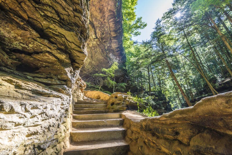 Velho equipa o monte ohio de Hocking da caverna imagem de stock Velho equipa o monte ohio de Hocking da caverna imagem de stock
