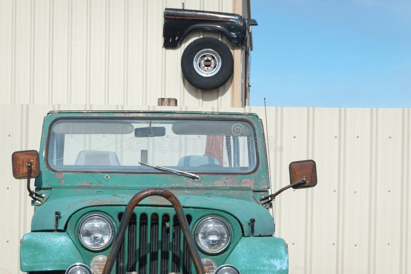  viejo, jeep, y, exterior, garaje, pared, decoración Colección de foto