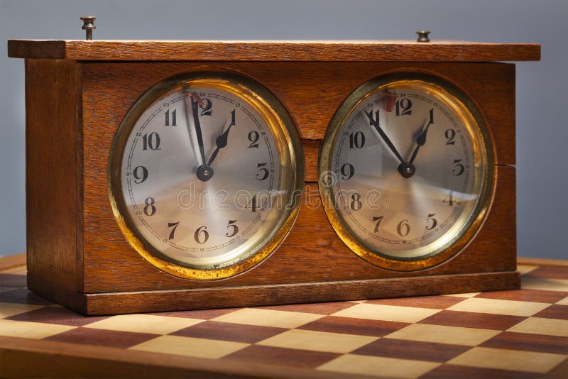 Velho Relógio De Xadrez De Madeira Nostalgia Foto de Stock