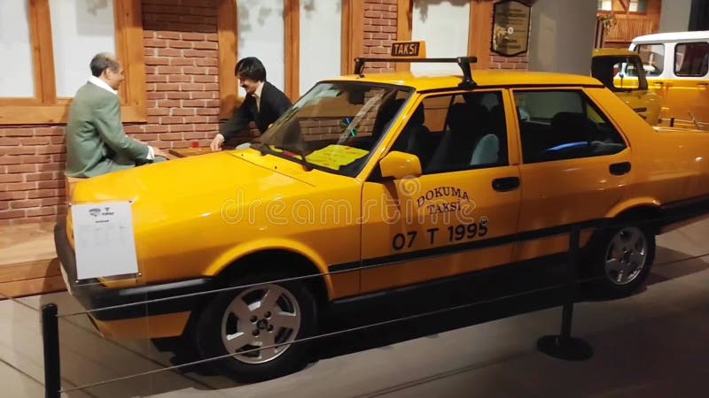 Velho veículo de táxi amarelo vintage para transporte de passageiros