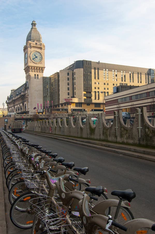 Velib jawny rowerowy do wynajęcia system w Paryż fotografia stock Velib jawny rowerowy do wynajęcia system w Paryż fotografia stock