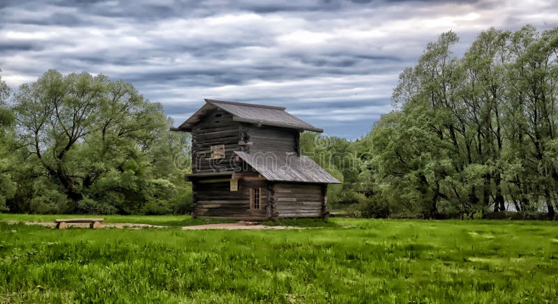Velikiy Novgorod, Russie - 23 05 2015 : Ferme typique dans le nort images libres de droits Velikiy Novgorod, Russie - 23 05 2015 : Ferme typique dans le nort images libres de droits