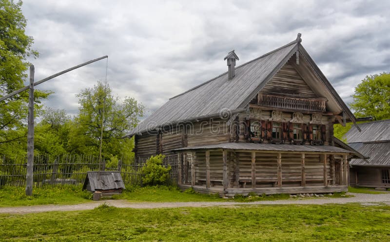 Velikiy Novgorod, Russie - 23 05 2015 : Ferme typique dans le nort image libre de droits Velikiy Novgorod, Russie - 23 05 2015 : Ferme typique dans le nort image libre de droits