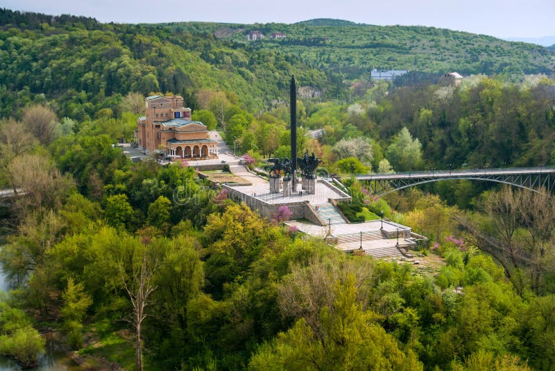 Veliko Tarnovo, Bulgaria 15 De Abril De Monumento a Asen Imagen de archivo editorial - Imagen de recorrido: 116249189