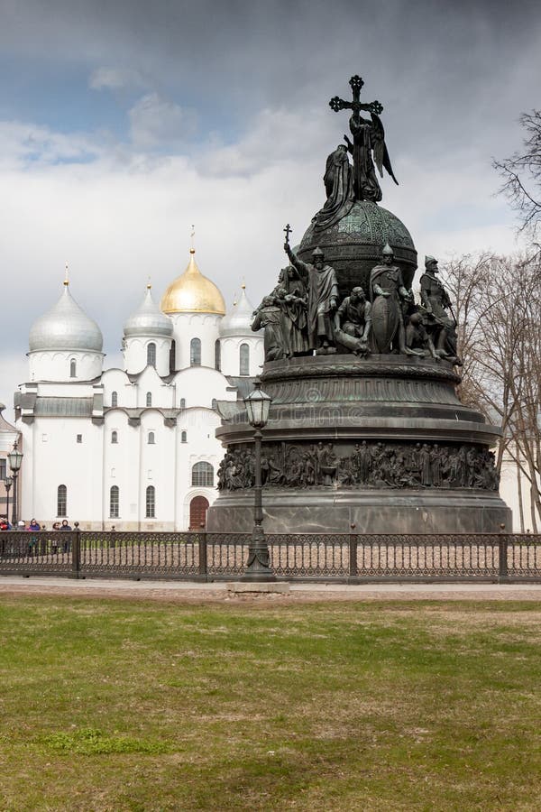 VELIKY NOVGOROD, RUSSIA - 13 MAGGIO: La cattedrale con una fortezza di inKremlin del monumento, RUSSIA - 13 maggio 2017 fotografie stock libere da diritti VELIKY NOVGOROD, RUSSIA - 13 MAGGIO: La cattedrale con una fortezza di inKremlin del monumento, RUSSIA - 13 maggio 2017 fotografie stock libere da diritti