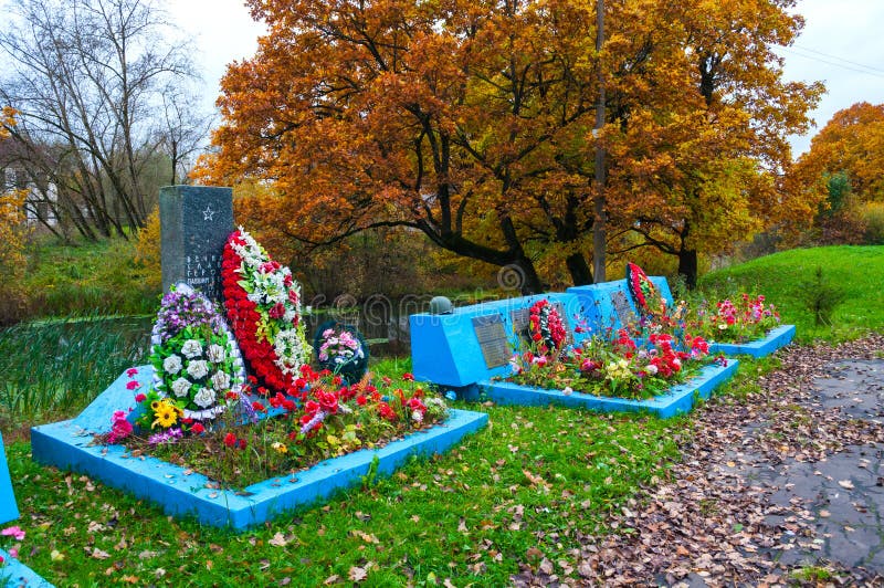Veliky Novgorod, Russland Massengrab von sowjetischen Soldaten starb während des großen patriotischen Krieges von 1941-1945, im J stockfotografie Veliky Novgorod, Russland Massengrab von sowjetischen Soldaten starb während des großen patriotischen Krieges von 1941-1945, im J stockfotografie