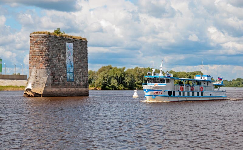 veliky przypuszczenia novgorod aukcyjny kościelny Rosja Wycieczkowa łódź na Volkhov rzece zdjęcie stock veliky przypuszczenia novgorod aukcyjny kościelny Rosja Wycieczkowa łódź na Volkhov rzece zdjęcie stock