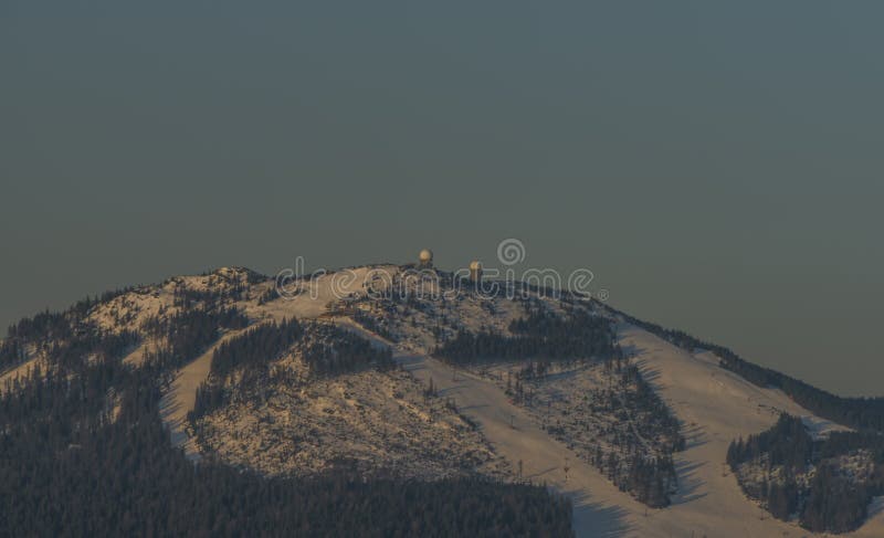 Kopec v zimě východ slunce ráno v německo hory.