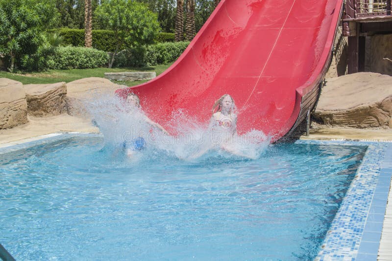 Waterslide en un aquapark imagen de archivo. Imagen de movimiento