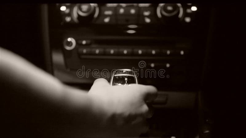 Velocidad de desplazamiento del ` s del coche de la mujer almacen de metraje de vídeo Velocidad de desplazamiento del ` s del coche de la mujer almacen de metraje de vídeo
