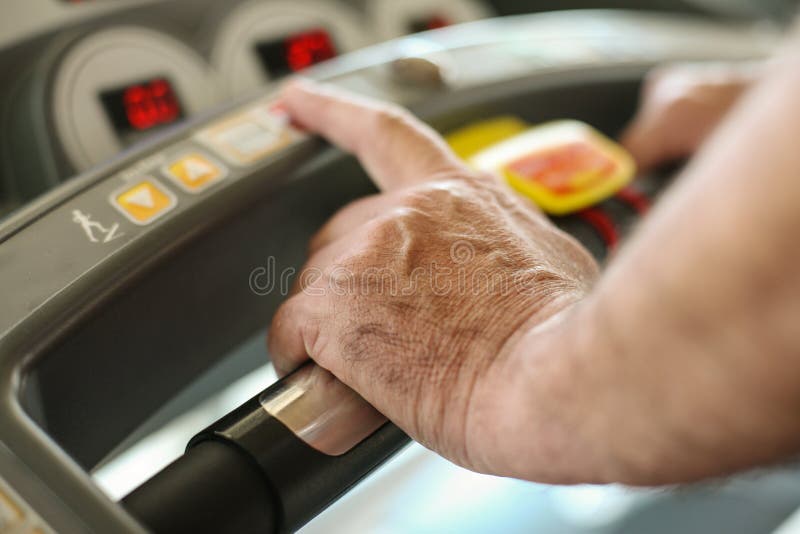 Velocidade de datilografia superior ativa da mulher na máquina do exercício fotos de stock Velocidade de datilografia superior ativa da mulher na máquina do exercício fotos de stock