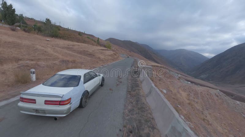 Velocidade do automóvel, corridas extremas que conduzem a serpentina asfalta de montanha virando a vista aérea