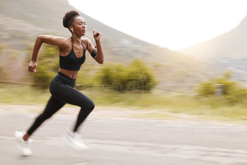 Velocidade, Pista E Mulher Rápida Correndo Para A Saúde Fitness