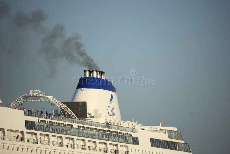 Velsen, die Niederlande - Oktober, 15. 2017: Columbus-cruiseship, Detail des Trichters lizenzfreies stockfoto Velsen, die Niederlande - Oktober, 15. 2017: Columbus-cruiseship, Detail des Trichters lizenzfreies stockfoto