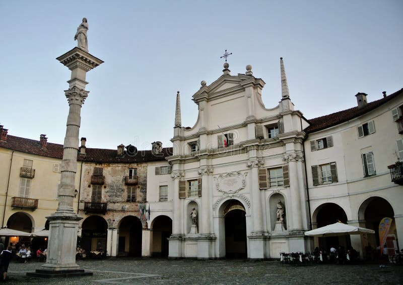 Venaria, Италия - 2017: для улиц Venaria в Италии во время музыки и струй воды покажите стоковые фото Venaria, Италия - 2017: для улиц Venaria в Италии во время музыки и струй воды покажите стоковые фото